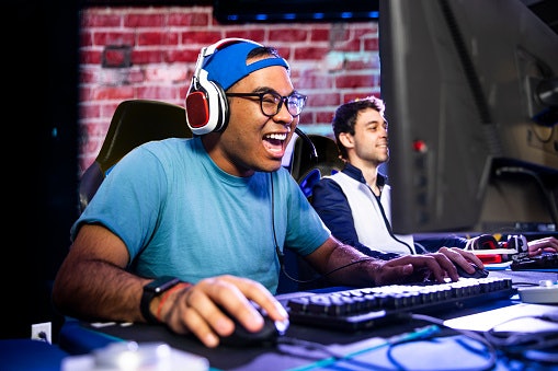 A Headset With a Microphone Allows You to Communicate Easily With Other Players