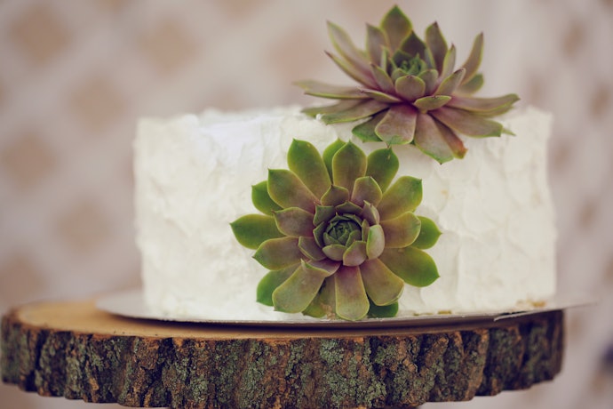Wood Cake Stands Have a Comforting and Rustic Feel