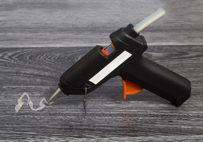 Choose Between a Corded and a Battery-Operated Glue Gun