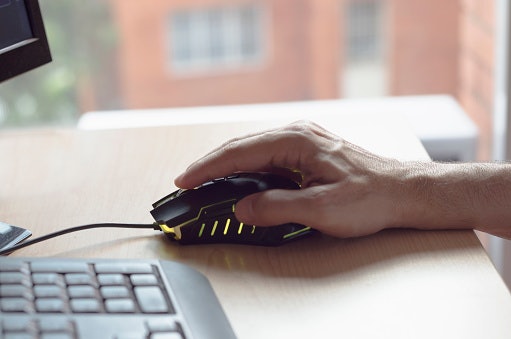 A Large and High-Profile Gaming Mouse Is Well-Suited for Palm Grip
