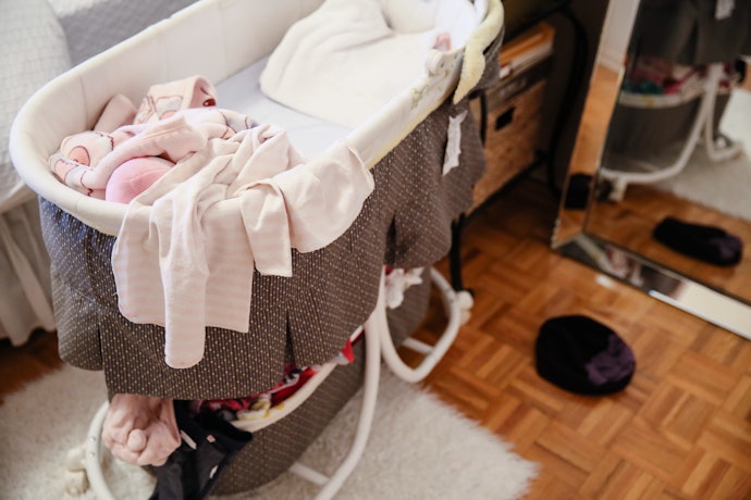A Crib With Storage Spaces Makes Multitasking a Breeze