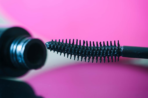 Effortlessly Curl Lashes With a Curved Wand